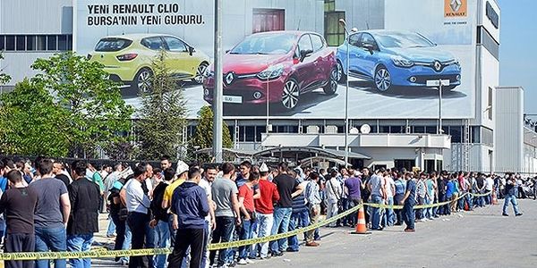 Laboristoj de Renault-Turkio kolektiĝas en Bursa, ekstere de la uzino (Foto : Cihan, Adem Elitok)