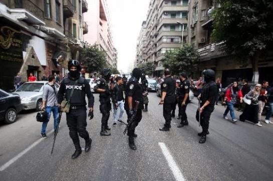 Egiptaj policistoj prigardas manifestacion la 19an de novembro 2014 en Kairo (AFP/Mohamed el-Shahed)