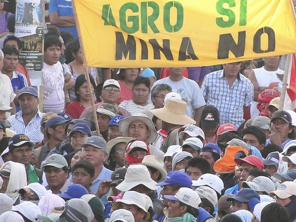 Peruo : du regionoj koleraj kontraŭ minkompanioj, 5 mortintoj
