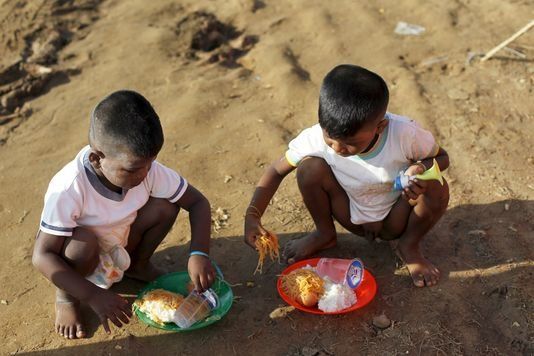 Rohingjaj infanoj en la kampo por rifuĝintoj en la vilaĝo Kuala Kangkoj, norde de Indonezio, la 18an de majo. BEAWIHARTA / REUTERS