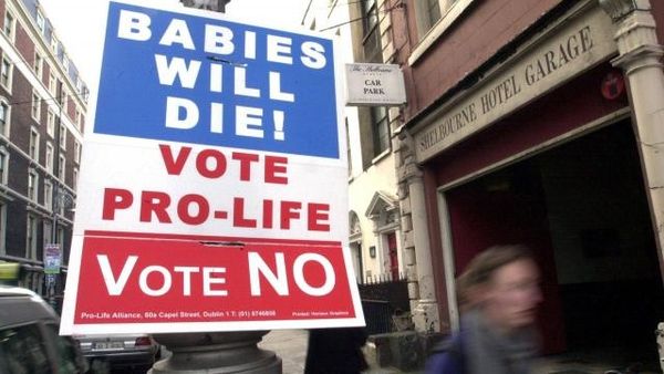 En 2002, dum referendumo pri aborto en Irlando, la opoziciaj asocioj alvokis voĉdoni "NO". La propono estis forĵetita kun 50,42% . | AFP