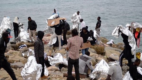 Pluraj dekoj da migrantoj instaliĝis sur la rokoj, ĉe la franca-itala landlimo © MAXPPP
