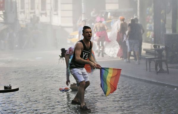 Turkio : La Geja Fiero perforte subpremita en Istanbulo