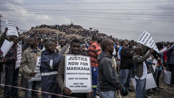 En Sud-Afriko, la kolero minacas post la publikigo de raporto pri la masakro de Marikana. Familioj de ministoj, aktivuloj kaj sindikatoj estas profunde elreviĝintaj. Ili opinias, ke la konkludoj de la enketa komisiono ne taŭge konkludas. La raporto, publikigita ĵaŭdon 25an de junio, enketis pri la morto de 34 ministoj pafitaj de la polico dum neleĝa striko en aŭgusto 2012. La raporto konkludas al parta kulpo de la polico, kaj sugestas malfermon de jura enketo, sed ne mencias monkompenson por la viktimoj, tamen postulita de la familioj de la ministoj.
