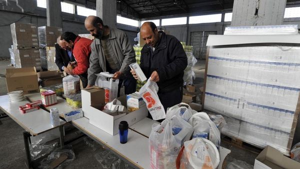 Disdonado de nutraĵoj en Peramo en 2012. AFP PHOTO / LOUISA GOULIAMAKI