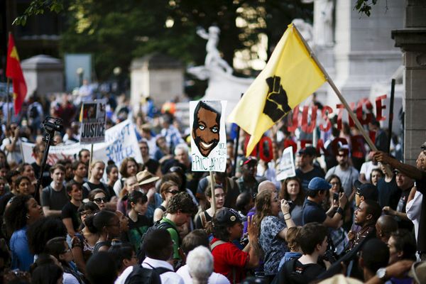 Usono : manifestacio en Novjorko, jaron post la murdo de Eric Garner