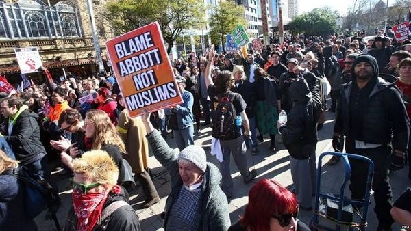 Kontraŭ-islamaj manifestacioj, kaj kontraŭ-manifestacioj denuncantaj islamofobion, grupigis plurajn centojn da personoj dimanĉon en Aŭstralio, kie multegaj policistoj estis mobilizitaj, okaze de perfortoj.