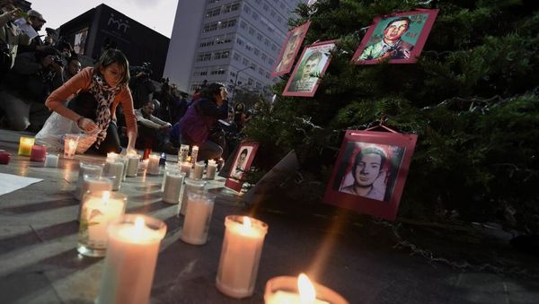 Kandeloj instalitaj en Meksikurbo por omaĝi la 43 malaperintajn studentojn de Iguala. AFP PHOTO/Alfredo ESTRELLA