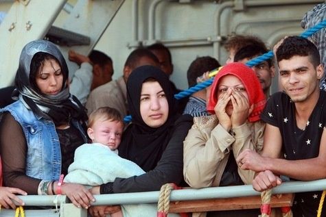 Migrantoj savitaj el drono fare de irlanda ŝipo - L.E Niamh, la 29an de julio 2015.