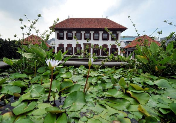 Foto : En la kvartalo Kota, en Ĝakarto, Indonezio, konstruaĵo datiĝante de periodo, kiam Nederlando koloniadis Indonezion.