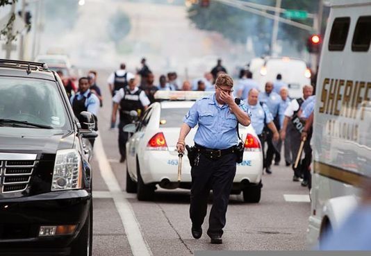 Usono : manifestacioj en Misurio post mortigo de Nigrulo fare de la polico