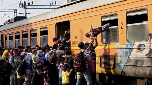 Foto : migrantoj entrajniĝas por atingi Eŭropan Union © Reuters-Ognen Teofilovski