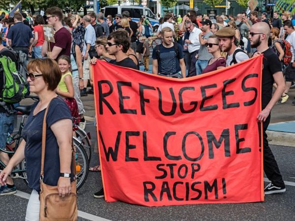 Germanio : miloj da manifestaciantoj bonvenigas la rifuĝintojn en Dresdeno