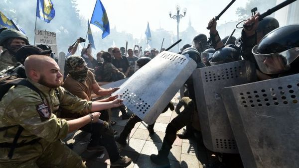 Foto: Manifestaciantoj alfrontas la policon antaŭ la ukrainia Parlamento © Sergei Supinsky, AFP |