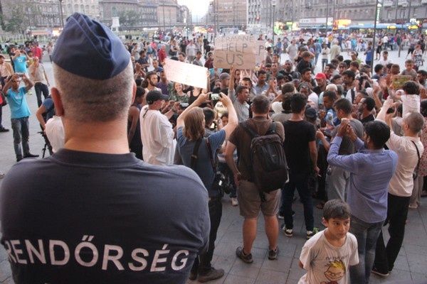 Hungario : subtena manifestacio al la migrantoj