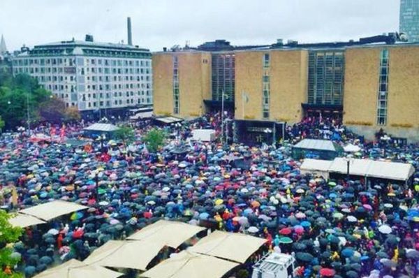 Svedio : manifestacio en Stokholmo por la rifuĝintoj