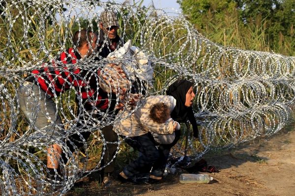 Hungario : 367 rifuĝintoj perforte arestitaj pro kontraŭleĝa transiro de la landlimo