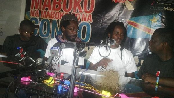 Foto : La senegalano Fadel Barro (md) kaj la burkinano Oscibi Johann (d) de "Balai citoyen", antaŭ sia arestado dum konferenco en Kinŝaso (Demokratia Respubliko Kongo), pasintan 15an de marto. Twitter / kamanda wa k. muzembe