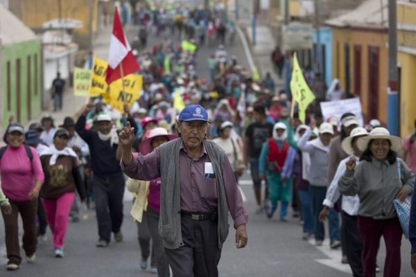 La manifestacioj dum vendredo okazigis ankaŭ sep vunditojn, kvar manifestaciantojn kaj tri policistojn, dum grupo da protestantoj provis sturmi la policejon de la urbo Cocachacra. PHOTO MARTIN MEJIA, ARCHIVES AP