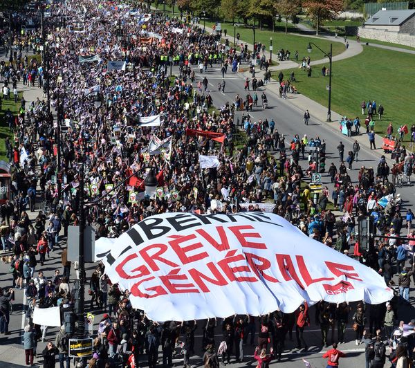 En festa etoso, la manifestaciantoj komencis sian irvojon suden, de la avenuo de la Parko al la avenuo de la Pinoj, kaj atingis poste la oficejon de la ĉefministro Philippe Couillard.