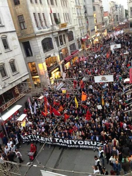 Turkio : Manifestacio en Istanbulo post la duobla atenco en Ankaro