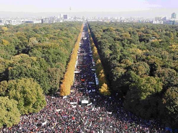 Germanio : Inter 100.000 kaj 250.000 manifestaciantoj marŝadis en Berlino kontraŭ la projekto de libera interŝanĝo inter EU kaj Usono