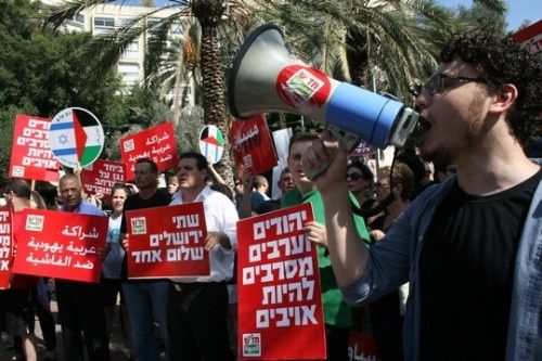 Israelo : Neperforta manifestacio en Tel-Avivo : la partoprenantoj ne volas alian militon