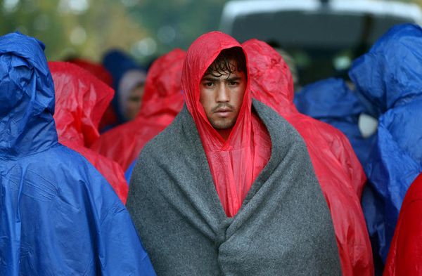 Post la fermado de la hungara landlimo, kaj la blokado de la slovenia, Kroatio estas la ĉefa lando, tra kiu transiras la rifuĝintoj survoje al Germanio. Kvereloj tuj komenciĝis inter pluraj balkanaj landoj.