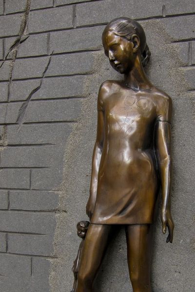 Statuo memore al infano mortigita de la nazioj en Babi Jar (Kievo), Ukrainio.