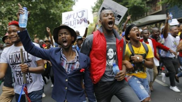 Sud-Afriko : arestado de 30 studentoj post perfortaj manifestacioj