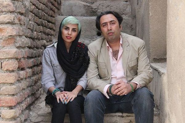 Fatemeh Ekhtesari kaj Mehdi Musavi, du iranaj artistoj, estos punitaj, ĉar ili manpremis personon de alia sekso, kaj « insultis sanktecon » en siaj verkoj. Ilia advokato apelacios.