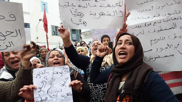 Tunizaj manifestaciantoj postulas salajran altigon antaŭ la sidejo de la historia sindikato « Tunizia Ĝenerala Unuiĝo de la Laboro » (UGTT) AFP PHOTO / FETHI BELAID