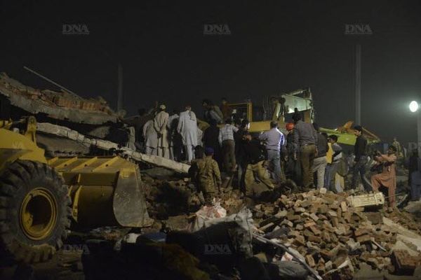 Pakistano : uzino disfalas, kelkajn tagojn post la tertremo