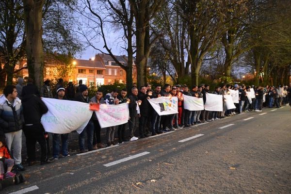 Belgio : rifuĝintoj manifestas sian koleron kaj afliktiĝon post la parizaj atencoj