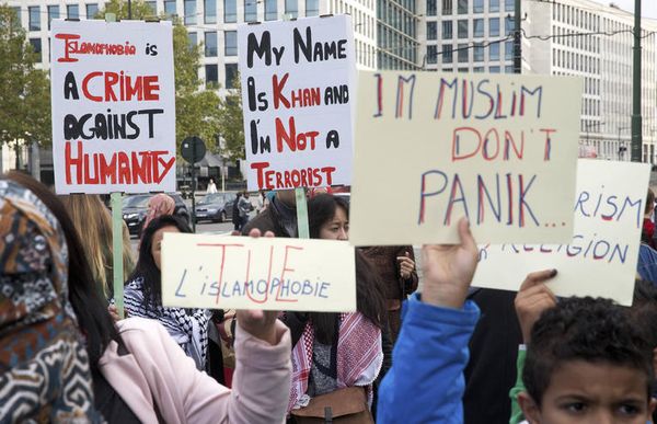 « Islamofobio estas krimo kontraŭ homaro », eldiras afiŝtabulo dum manifestacio kontraŭ islamofobiaj agoj. PHOTO/ AFP/ BELGA /NICOLAS MAETERLINCK