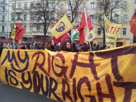 Germanio : studenta striko kontraŭ rasismo en Berlino