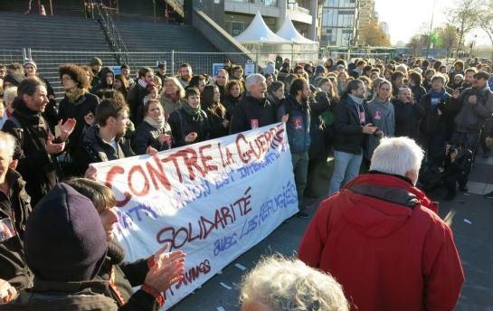 Malgraŭ la malpermeso de surstrata manifestacio, kiu estis plilongigita sabaton ĝis la 30a de novembro, centoj da personoj paŝadis de placo Bastille ĝis placo Respubliko, subtene al la rifuĝintoj kaj sendokumentuloj. (LP/J.D.)