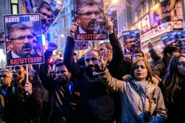 Turkio : 50.000 personoj ĉe la funebro de famkonata kurda advokato pafmortigita