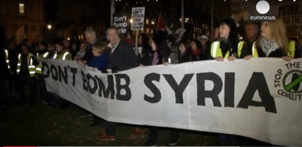Britio : Londono : miloj da manifestaciantoj kontraŭas la projekton de brita interveno en Sirio