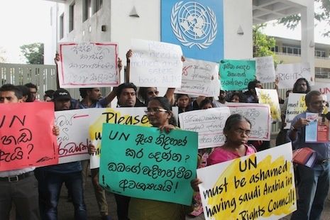 Srilanko : manifestaciantoj postulas haltigon de la ŝtonumado kontraŭ domlaboristino en Sauda Arabio