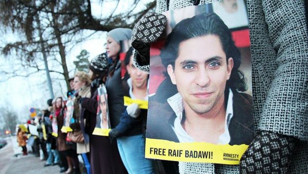 Manifestacio subtene al Raif Badawi antaŭ la ambasadejo de Sauda Arabio en Helsinko (Finnlando), januaro 2015. Creative Commons