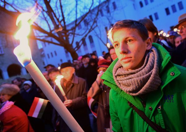 Paca manifestacio, kolektanta judojn kaj katolikojn, en Székesfehérvár (Hungario) la 13an de decembro 2015. Bildo:AFP