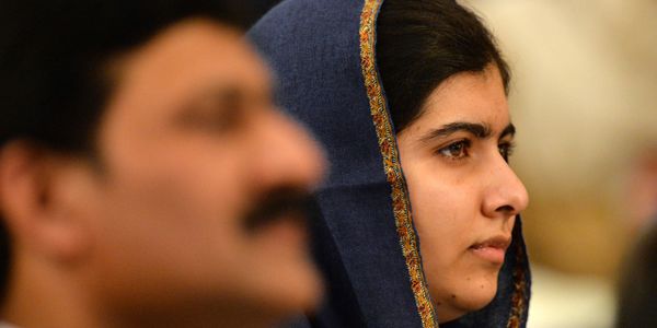 Malala Yusafzaj kun ŝia patro, Ziauddin Yusafzaj, ĉe la unua plano, en Birminghamo, mardon © PAUL ELLIS / AFP