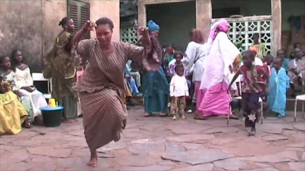 Francio : la festivalo Africolor denuncas la rifuzon de franca vizo al la malia artistino Mariam Diarra