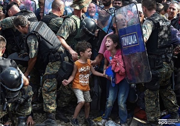 La « Foto UNICEF de la jaro 2015 » montras la teruran situacion, en kiu povas troviĝi la rifuĝintaj infanoj dum sia vojaĝo al Okcidenta Eŭropo.© epa / Georgi Licovski