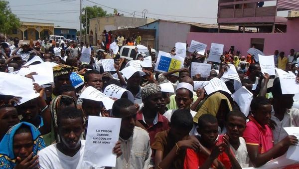 « Malliberejo de Gabode, mortokoridoro » : Manifestacio antaŭ la malliberejo de Gabode la 30an de aŭgusto 2013. La foto estis diskonigita de USN, opozicia partio en Ĝibutio. © DR / USN (Unio por la Nacia Savo)