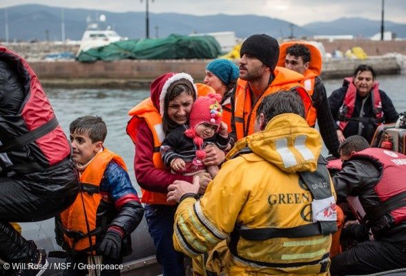 De novembro, skipoj de Greenpeace helpas « Kuracistoj Sen Landlimoj »-n (KSL) sur la greka insulo Lesbo, kien alvenas ĉiutage per ŝipo, personoj fuĝantaj militon, malriĉecon kaj subpremadon.