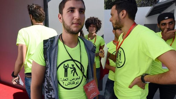 Foto : Membroj de la tunizia asocio Ŝams, kiu luktas por malkriminaligo de samseksemo, kun ties vic-prezidanto, Ahmed ben Amor, la 3an de oktobro 2015. AFP PHOTO/FETHI BELAID