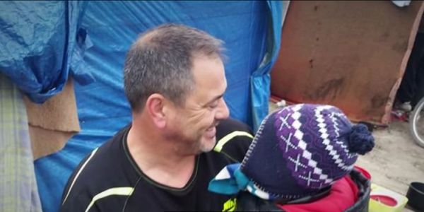 Pasintan 24an de oktobro, Rob Lawrie, 49-jaraĝa brito, kaŝis 4-jaraĝan rifuĝintan knabinon en sia veturilo por atingi Unuiĝintan Reĝlandon. Li riskas pro tiu delikto 5 jarojn da malliberejo en Francio.