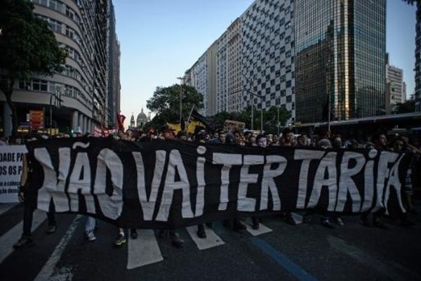 Brazilo : manifestacioj kontraŭ la prezaltigo de la publikaj transportoj